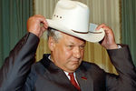 Президент России Борис Ельцин в ковбойской шляпе на Капитолийском холме в Вашингтоне, 19 июня 1991 года