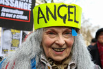 Вивьен Вествуд с повязкой на голове «АНГЕЛ» участвует в акции протеста против экстрадации создателя Wikileaks Джулиана Ассанжа в США, Лондон, 2020 год