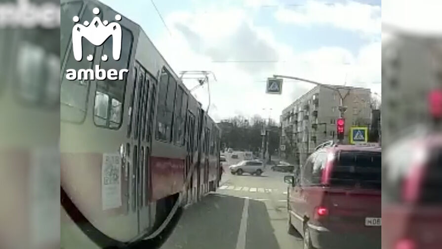 В Калининграде трамвай с пассажирами поехал, когда вагоновожатая вышла из кабины