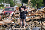 Пара на руинах своего дома, разрушенного торнадо, в Гринфилде, штат Айова, США, 22 мая 2024 года