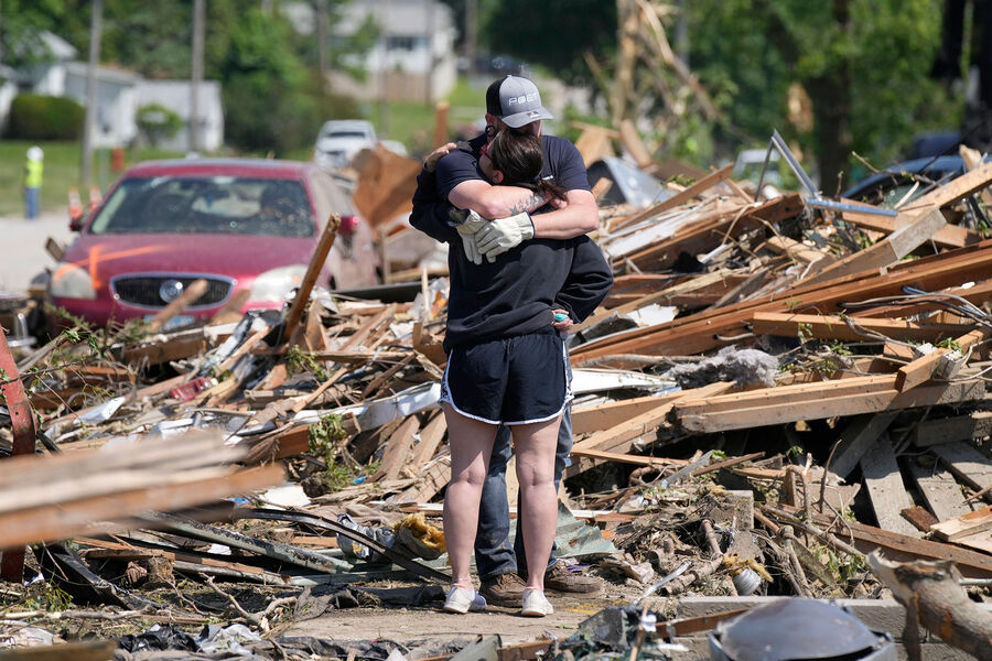 Пара на&nbsp;руинах своего дома, разрушенного торнадо, в&nbsp;Гринфилде, штат Айова, США, 22&nbsp;мая 2024&nbsp;года