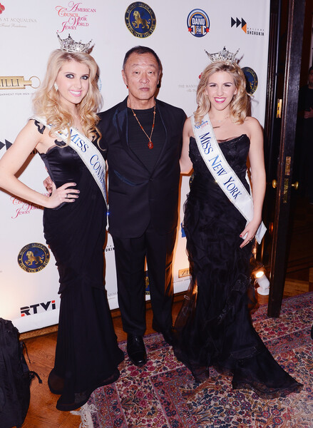 Мисс Коннектикут-2014 Акейша Кортни, актер Кэри-Хироюки Тагава и Мисс Нью-Йорк-2014 Джиллиан Таппер в&nbsp;Нью-Йорке, 2014&nbsp;год