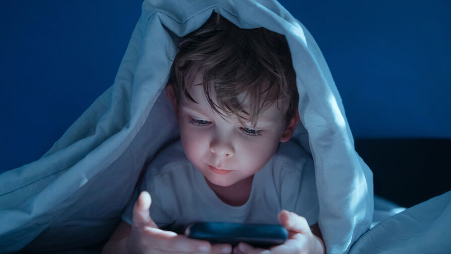 Врач развеяла популярное заблуждение о влиянии синего света на зрение