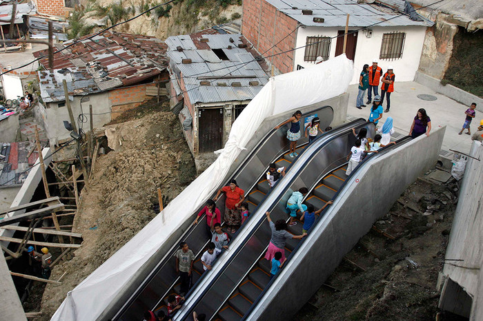 12&nbsp;января. Общественный эскалатор длиной 384&nbsp;метра, разделенный на&nbsp;шесть секций, был построен в&nbsp;одном из&nbsp;беднейших районов Медельина, второго по&nbsp;значимости города в&nbsp;Колумбии.