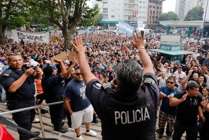 В&nbsp;Аргентине полицейские устроили забастовку, требуя повышения зарплаты