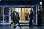 Вооруженные люди у здания аэропорта Симферополя