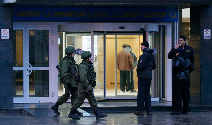 Вооруженные люди у&nbsp;здания аэропорта Симферополя