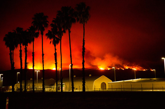 Огонь вблизи военной базы Кэмп-Пендлтон, Калифорния
