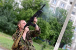 Боец народного ополчения ведет огонь по самолету украинских ВВС в ходе боя в квартале Мирный в Луганске