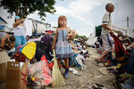 Жители Крымска в пункте выдачи гуманитарной помощи