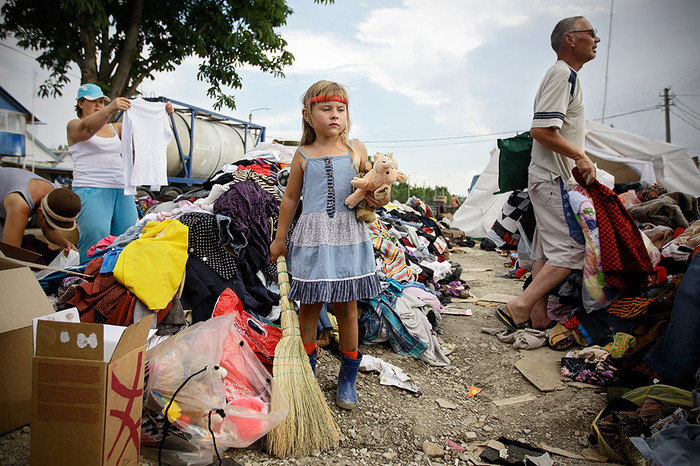 Жители Крымска в&nbsp;пункте выдачи гуманитарной помощи