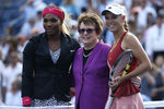 Билли Джин Кинг (в центре) с финалистками US Open-2014 Сереной Уильямс и Каролин Возняцки.