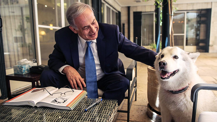 Биньямин Нетаньяху со своей собакой