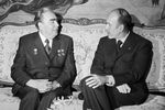 Президент Французской Республики Валери Жискар д'Эстен (справа) принял Генерального секретаря ЦК Коммунистической партии Советского Союза Леонида Ильича Брежнева во дворце Рамбуйе во время его рабочего визита во Францию, 1974&nbsp;г.