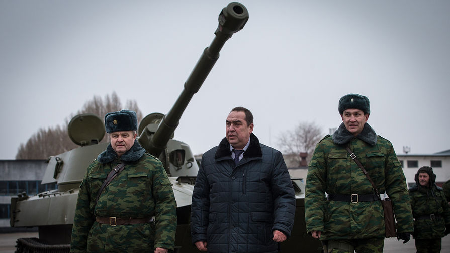 Глава самопровозглашенной ЛНР Игорь Плотницкий перед началом церемонии вручения боевого знамени артиллерийскому полку в Луганске, ноябрь 2014 года