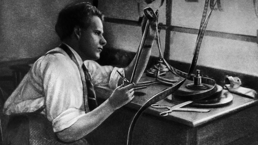Советский режиссер Сергей Михайлович Эйзенштейн во время работы за&nbsp;монтажным столом, 1925 год.