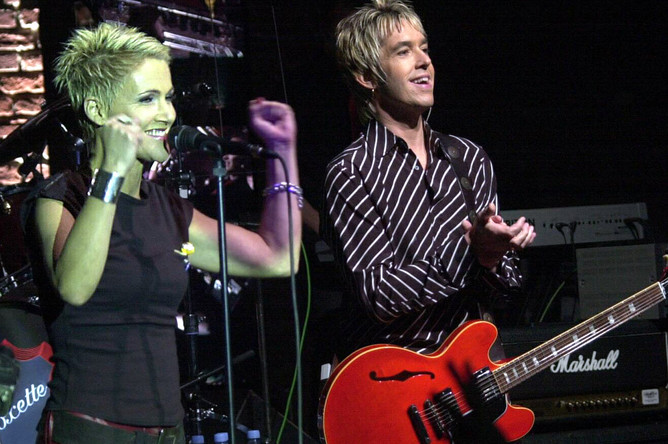Участники поп-группы Roxette Мари Фредрикссон и Пер Гессле во время презентации нового альбома в Кельне, 2001 год