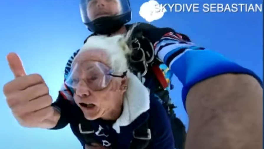 100-летняя американка прыгнула с парашютом в честь своего юбилея