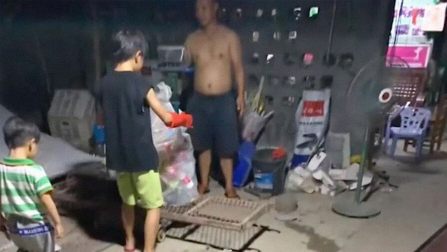 Мать заставила сына собирать мусор, чтобы возместить деньги, украденные им у бабушки