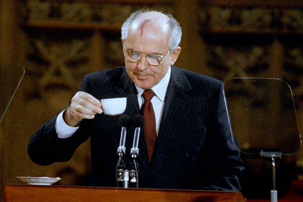 Михаил Горбачев пьет чай во время своего выступления в&nbsp;Гилдхолл, Лондон, 1989&nbsp;год