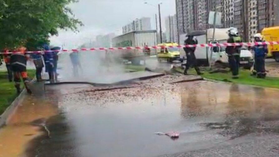 На Боровском шоссе на дороге появилась яма в несколько метров