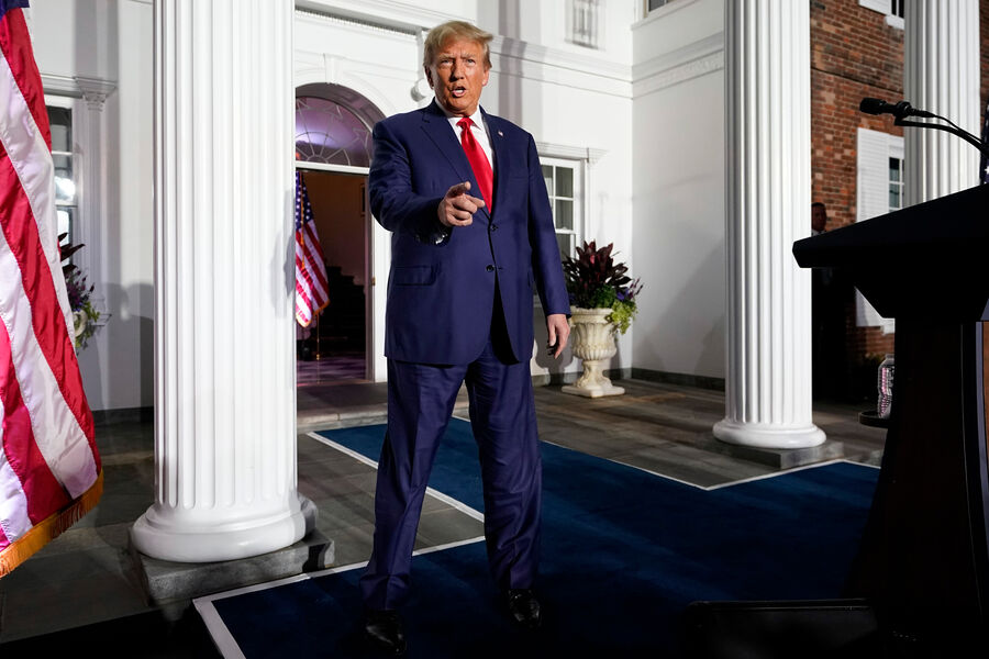 Бывший президент Дональд Трамп перед выступлением в Национальном гольф-клубе Трампа в Бедминстере, штат Нью-Джерси, 13 июня 2023 года