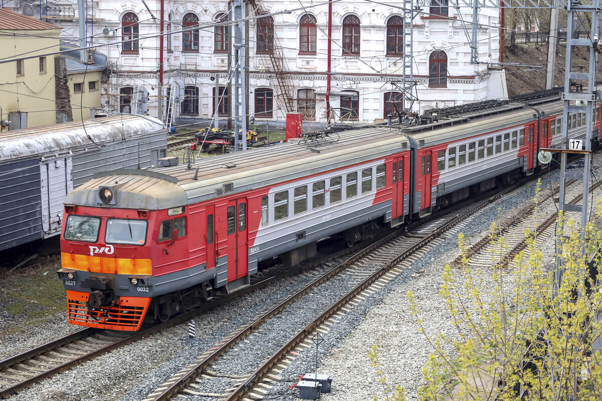 Петербуржец попал под электричку во время перехода железнодорожных путей -  Газета.Ru | Новости