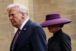 Президент США Дональд Трамп и первая леди Мелания Трамп в часовне Святого Георгия во время своего государственного визита в Виндзор, Великобритания, 17 сентября 2025 года
