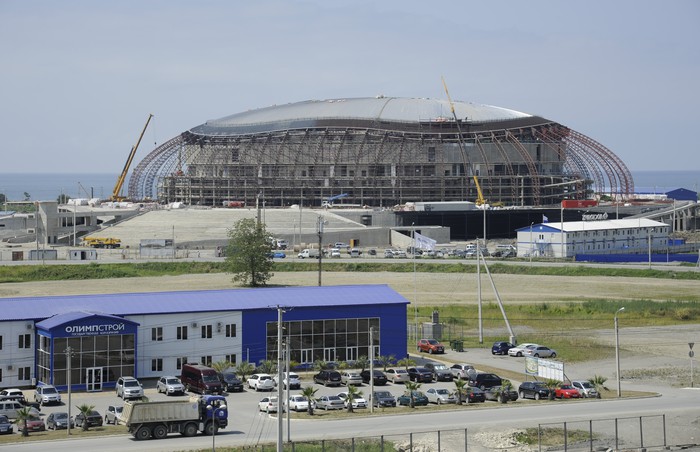 Вид на&nbsp;строительство Большой ледовой арены в&nbsp;сочинском Олимпийском парке.