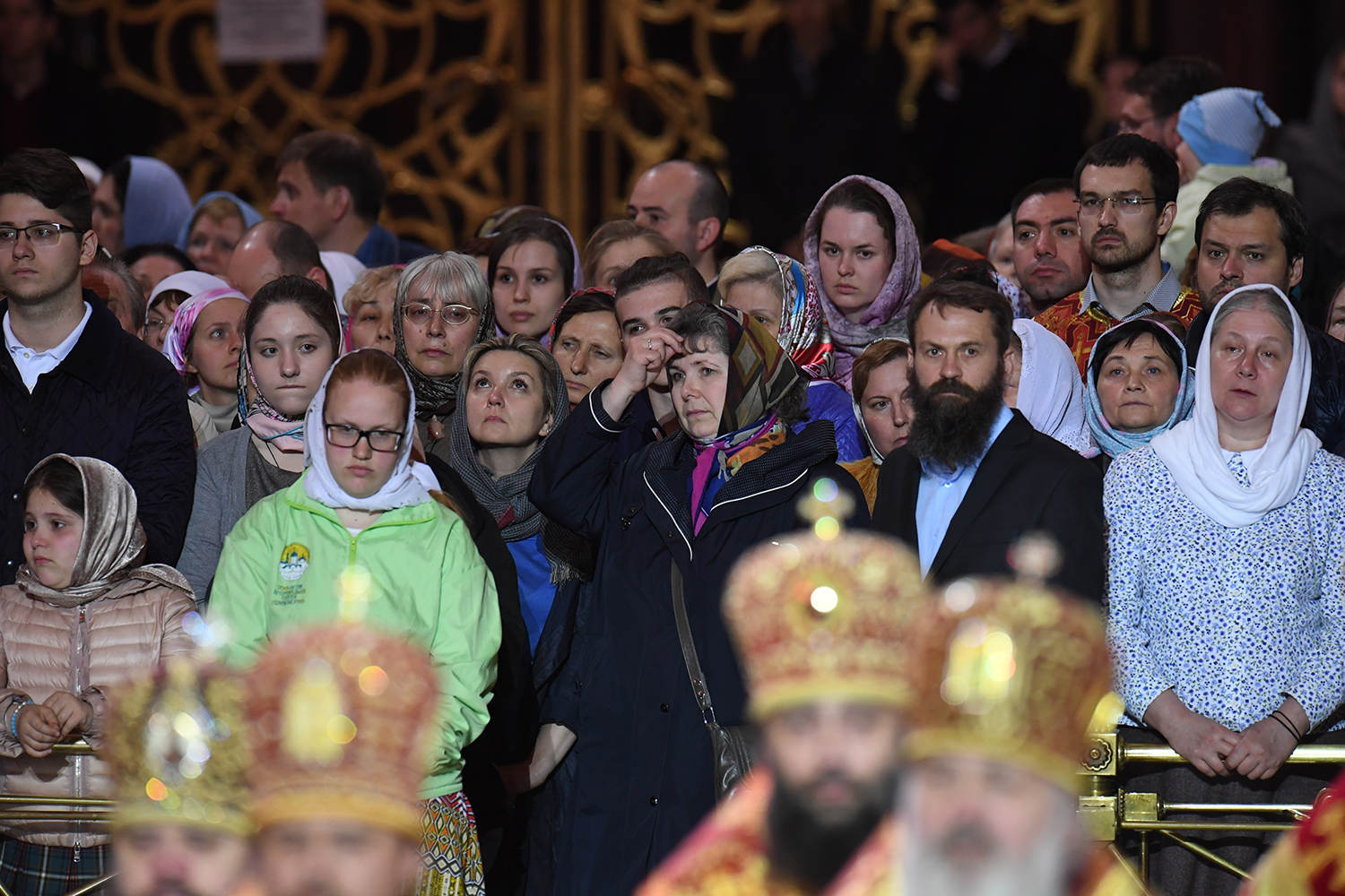 Верующие в храме Христа Спасителя во время ожидания ковчега с мощами святителя Николая Чудотворца, которые доставлены в Москву спецбортом из итальянского города Бари