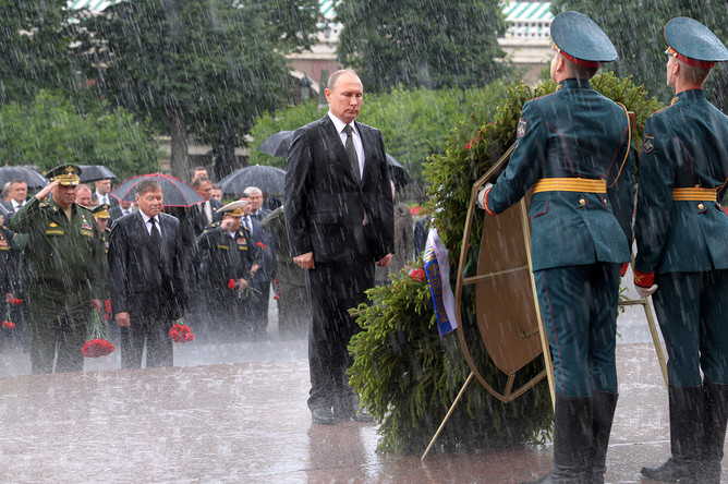 Президент России Владимир Путин во время церемонии возложения венков к Могиле Неизвестного Солдата у стен Кремля в День памяти и скорби, 22 июня 2017 года