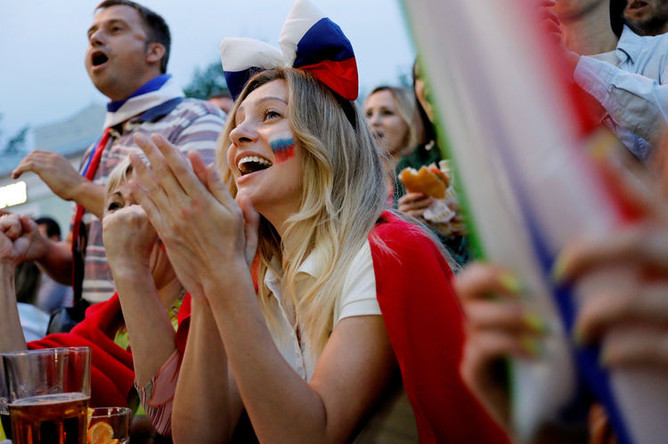 Болельщики сборной России радуются голу во время 1/4 финала чемпионата мира по футболу в матче с Хорватией