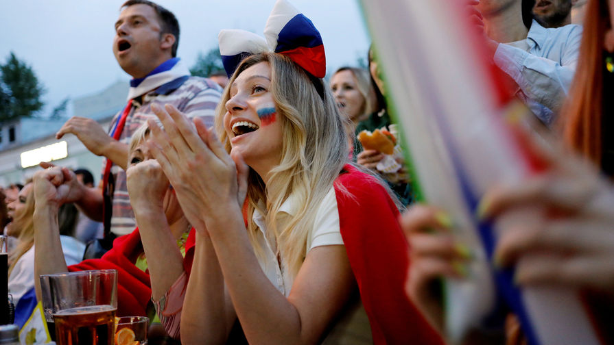 Болельщики сборной России радуются голу во время 1/4 финала чемпионата мира по футболу в матче с Хорватией