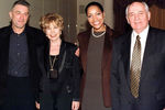 Роберт Де Ниро, Раиса Горбачева, Грейс Хайтауэр и Михаил Горбачев во время обеда в честь 68-летия Михаила Горбачева в Беверли-Хиллз, 1999 год