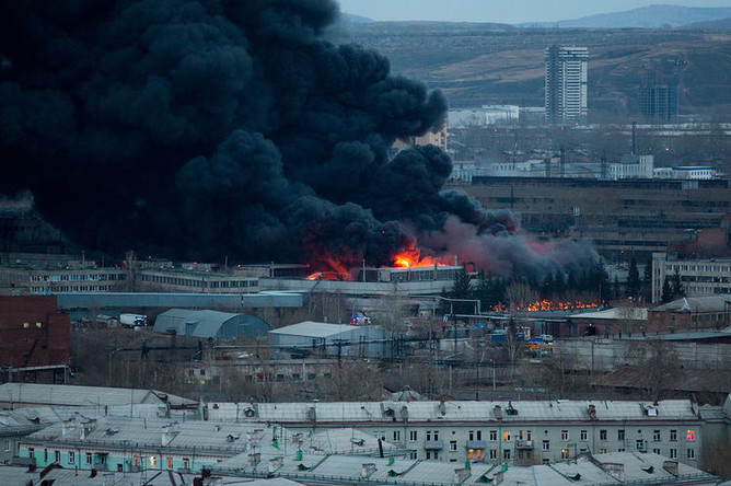 Во время пожара на заводе Красмаш в Красноярске, 26 апреля 2019 года