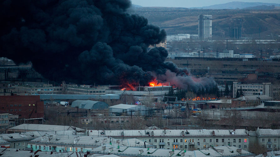 Во время пожара на&nbsp;заводе Красмаш в&nbsp;Красноярске, 26 апреля 2019 года