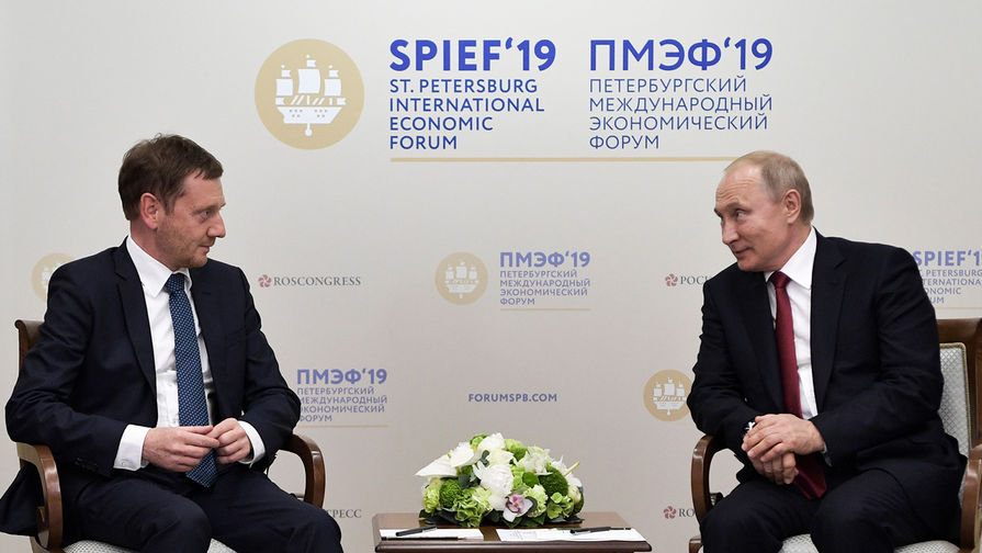 Премьер-министр федеральной земли Саксония Михаэль Кречмер и президент России Владимир Путин во время встречи в рамках экономического форума в Санкт-Петербурге, июнь 2019 года