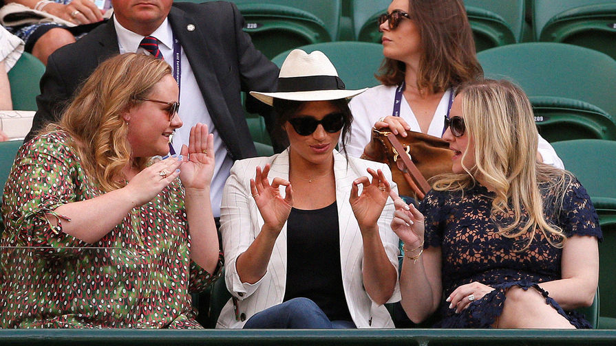 Герцогиня Сассекская Меган во время теннисного матча между Сереной Уильямс и Кайей Юван в Лондоне, 4 июля 2019 года