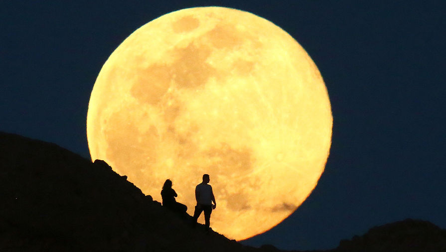 Не розовая, но красивая: как выглядит самая большая Луна 2020 года - Газета.Ru