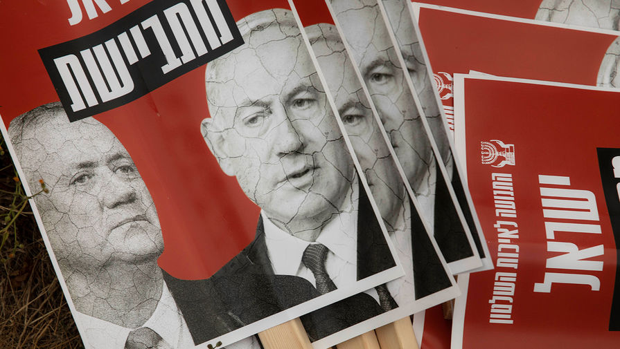 Плакаты с надписью «Израилю стыдно» с изображением Бени Ганца и Биньямина Нетаньяху во время демонстрации около здания израильского парламента в Иерусалиме, 14 мая 2020 года