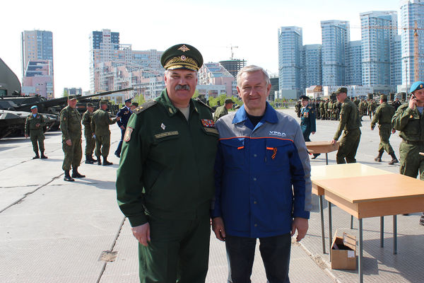 Валерий Лазарев (справа) во время подготовки к параду на Красной площади