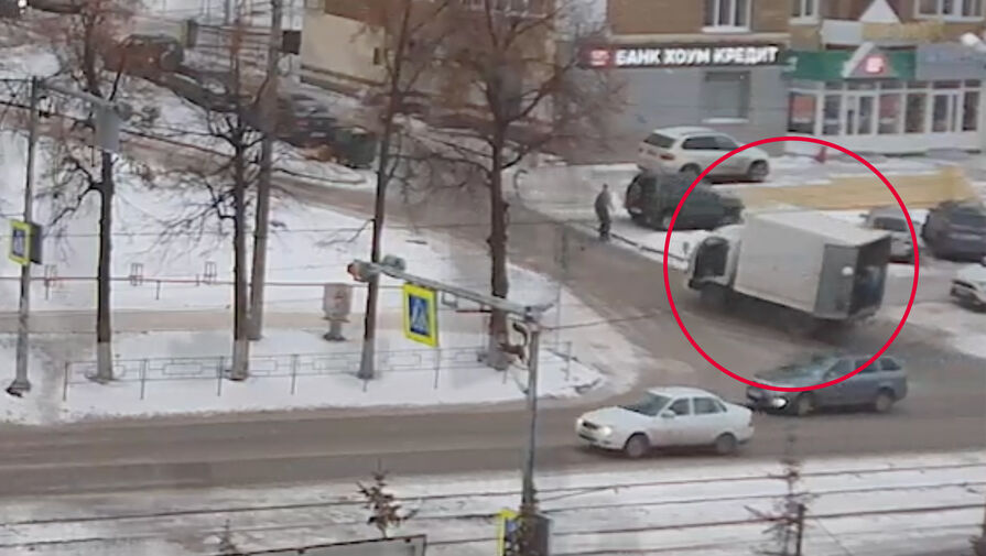 В Уфе грузовик скатился на оживленную улицу и врезался в припаркованные авто