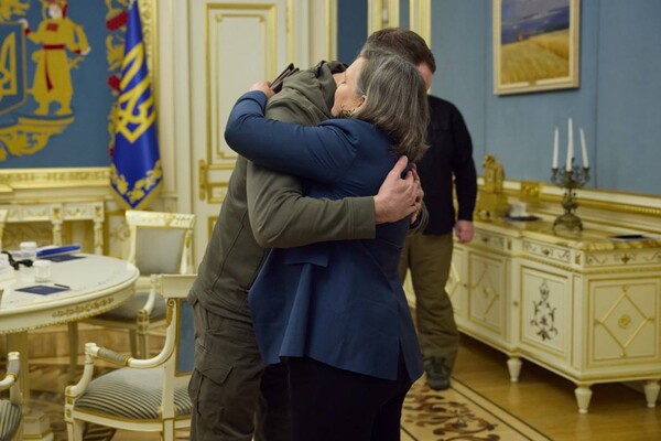 Глава офиса президента Украины Андрей Ермак и заместитель госсекретаря США Виктория Нуланд во время встречи в Киеве, 3 декабря 2022 года