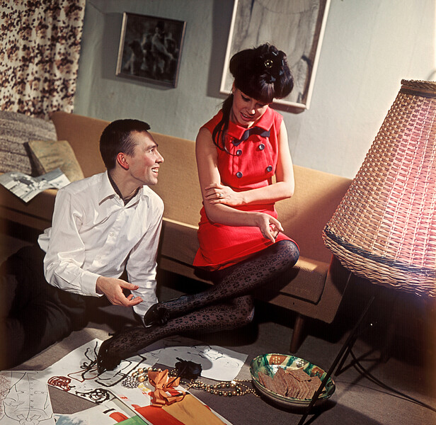 Художник-модельер Вячеслав Зайцев и манекенщица Регина Збарская обсуждают новые модели, 1966&nbsp;год