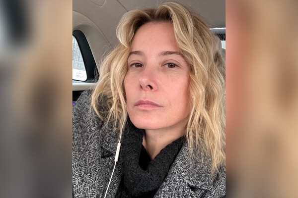 Әкесі диванда қызын трахает (видео)