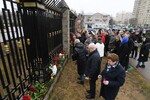 Люди несут цветы к посольству РФ в Минске в память о жертвах теракта в подмосковном «Крокус Сити Холле», 23 марта 2024 года