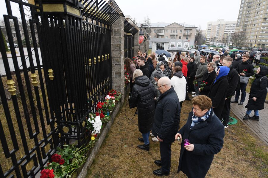 Люди несут цветы к&nbsp;посольству РФ в&nbsp;Минске в&nbsp;память о&nbsp;жертвах теракта в&nbsp;подмосковном &laquo;Крокус Сити Холле&raquo;, 23&nbsp;марта 2024&nbsp;года