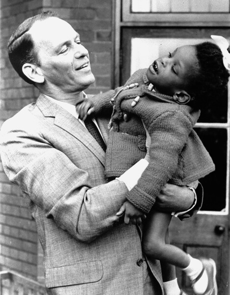 Фрэнк Синатра c девочкой из&nbsp;Ямайки, Бенитой, во время визита в&nbsp;дом для&nbsp;слепых детей Sunshine Home в&nbsp;Нортвуде, Мидлсекс, Англия, 1962&nbsp;год