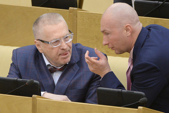 Лидер ЛДПР Владимир Жириновский (слева) и заместитель председателя Государственной думы РФ Игорь Лебедев на пленарном заседании нижней палаты российского парламента