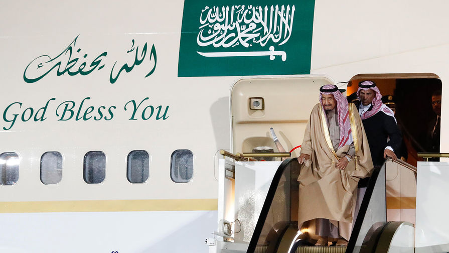 Король Саудовской Аравии Сальман Бен Абдель Азиз Аль Сауд во время официальной встречи в&nbsp;аэропорту Внуково, 4&nbsp;октября 2017&nbsp;года